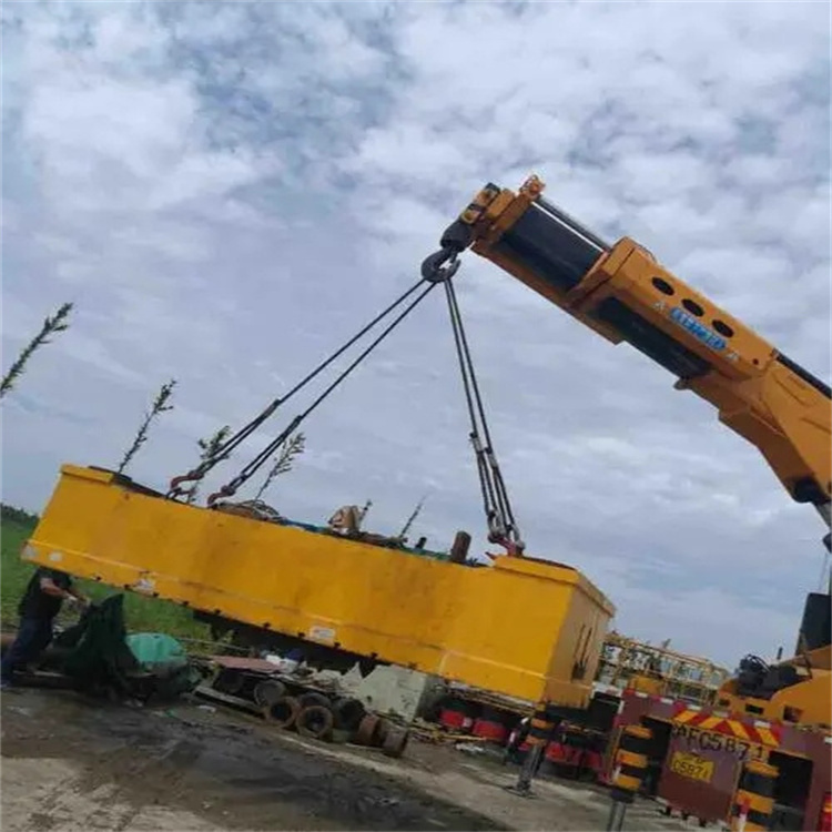 老河口吊运集装箱的吊车